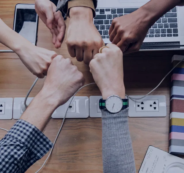Equipo trabajando en soluciones tecnológicas